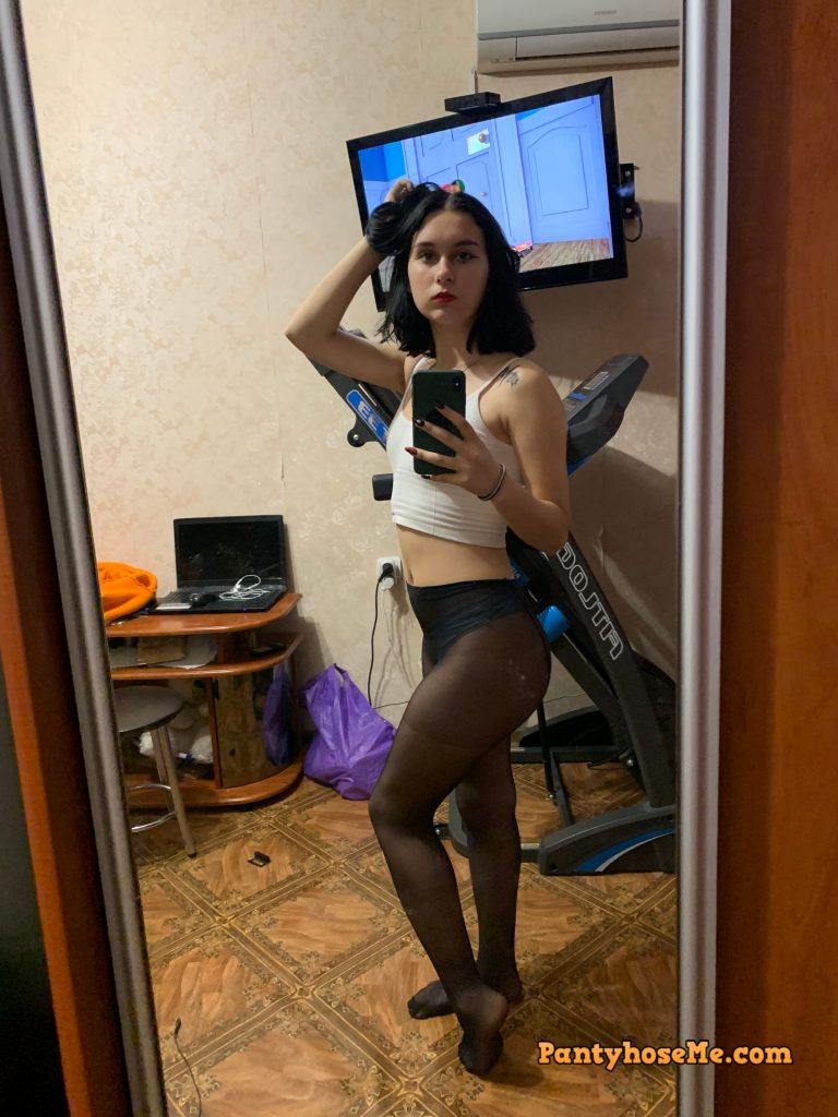 DD Staring in mirror taking selfie in pantyhose