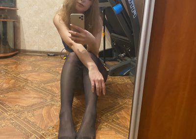 Pantyhose selfie of amateur girl in black nylons