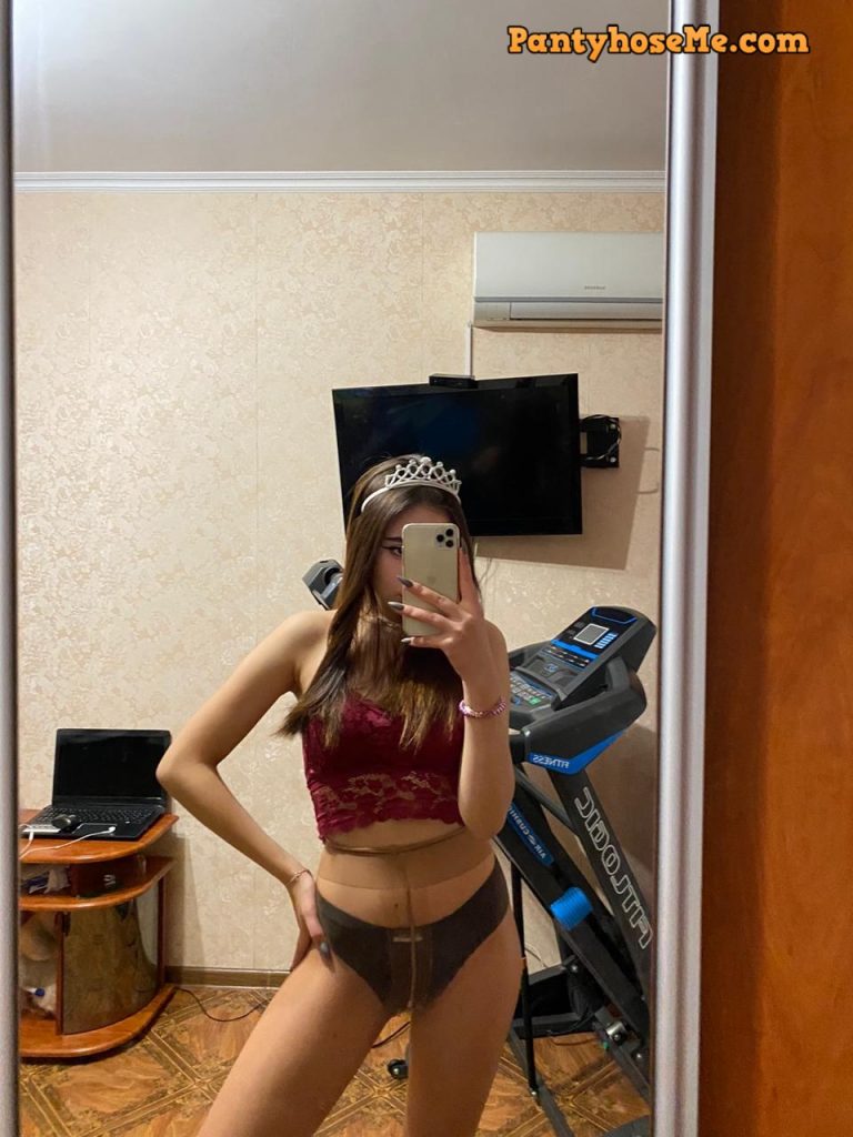 Amatuer ex in her panties and pantyhose sending selfie