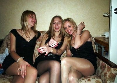 Candid Pantyhose Pic Of 3 Girls On The Couch